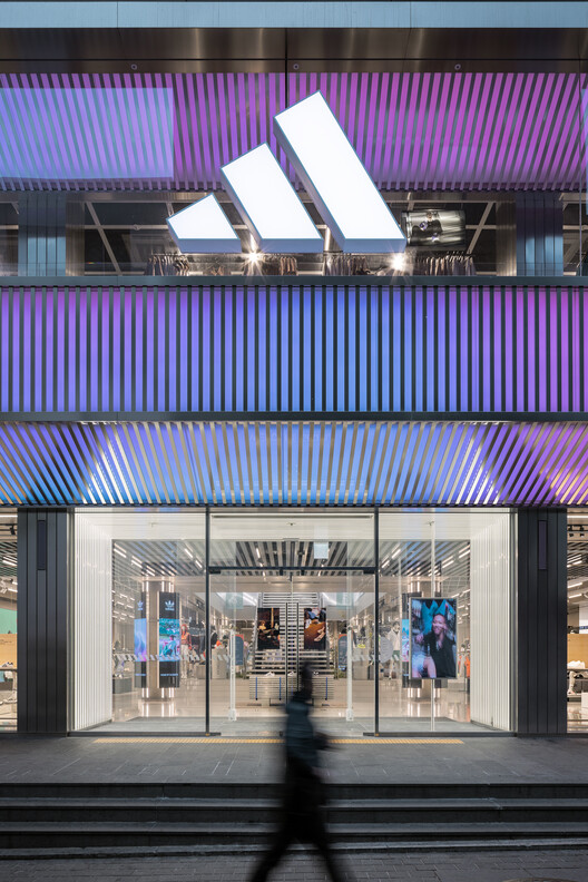 Adidas Asia Pacific Flagship Seoul / Различные партнеры — экстерьерная фотография, фасад