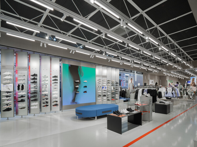 Adidas Asia Pacific Flagship Seoul / Различные партнеры — Интерьерная фотография