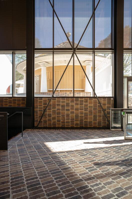 Главный вход в музей Старого города / Cubo Arkitekter - Интерьерная фотография, окна, фасад