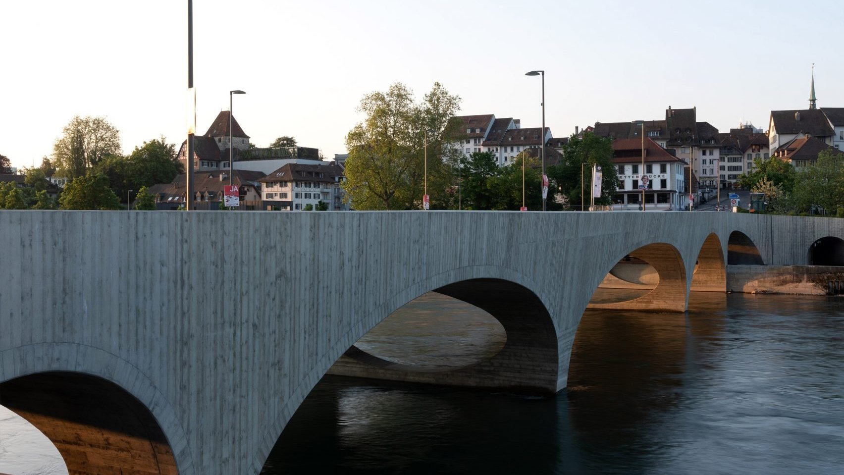 Dezeen Debate представляет «элегантный и прочный» бетонный мост в Швейцарии