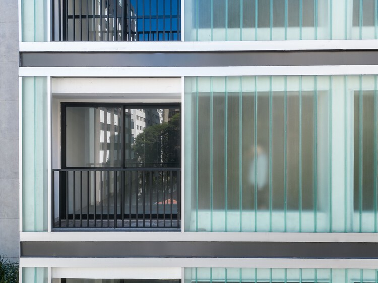 Retrofit Brigadeiro / Coletivo de Arquitetos - Интерьерная фотография, окна, перила, балкон