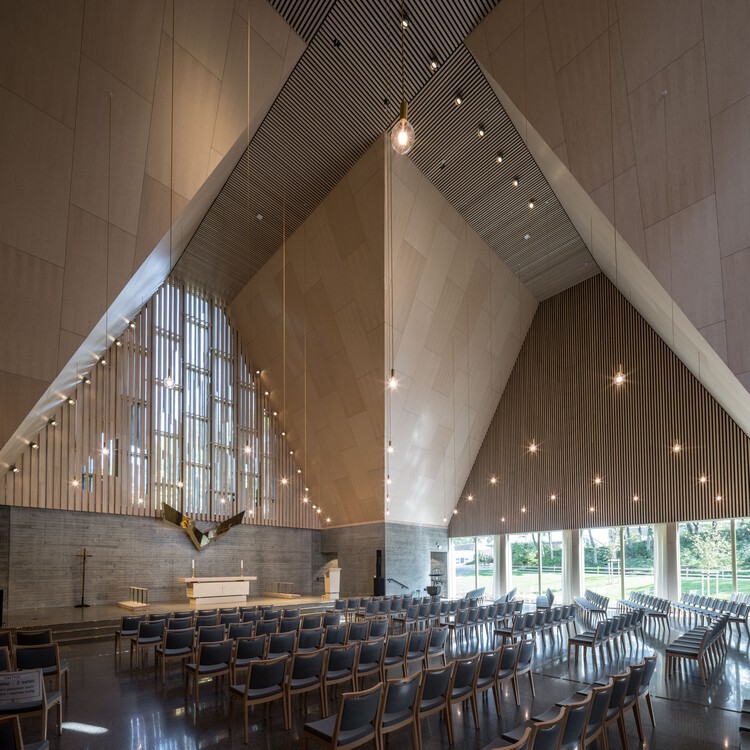 Церковь Сола / JAJA Architects - Интерьерная фотография, Кухня, Окна, Стул