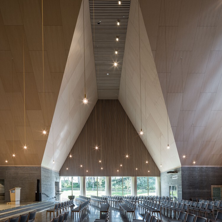 Церковь Сола / JAJA Architects - Интерьерная фотография, Кухня, Стул