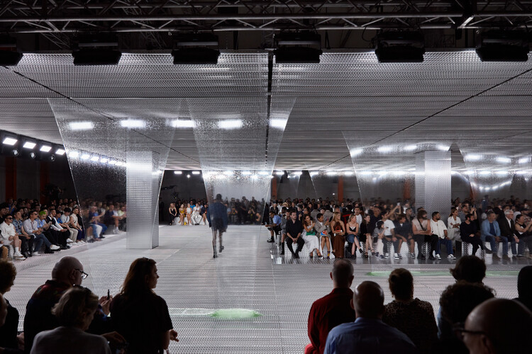 Архитектура и мода: YSL в Новой национальной галерее Мис ван дер Роэ и сценография AMO/OMA для Prada — изображение 16 из 20