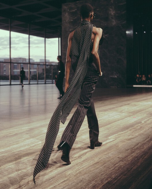 Архитектура и мода: YSL в Новой национальной галерее Мис ван дер Роэ и сценография AMO/OMA для Prada — изображение 13 из 20