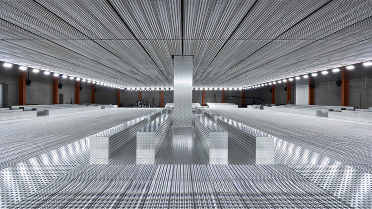 Архитектура и мода: YSL в Новой национальной галерее Мис ван дер Роэ и сценография AMO/OMA для Prada — изображение 14 из 20