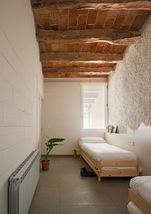 Ремонт дома Ca la Francesa / Hiha Studio - Интерьерная фотография, спальня, окна, балка, кровать