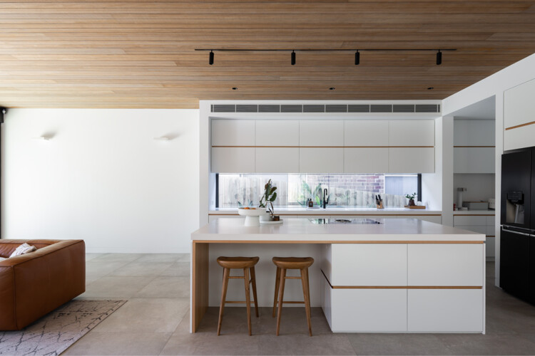 Bondi House / Nick Bell Architects - Интерьерная фотография, Кухня, Столешница, Раковина, Стол, Стул, Балка