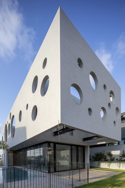 Swiss House / Dan & Hila Israelevitz Architects - Экстерьерная фотография, забор, фасад