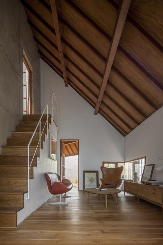 DHY House / AHL architects - Интерьерная фотография, окна, балка, стул