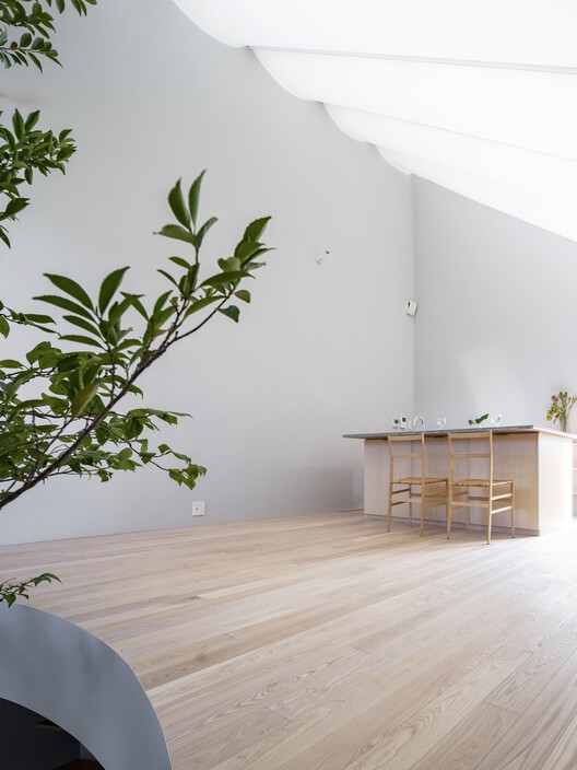Дом с мембранной крышей / Yuko Nagayama & Associates + shohei yoshida + Associates - Интерьерная фотография