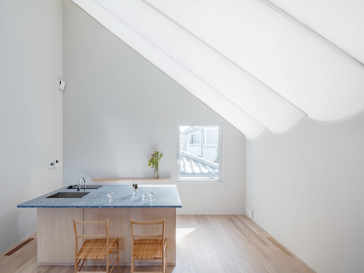 Дом с мембранной крышей / Yuko Nagayama & Associates + shohei yoshida + Associates - Интерьерная фотография, Кухня, Стол, Столешница, Окна, Стул, Балка