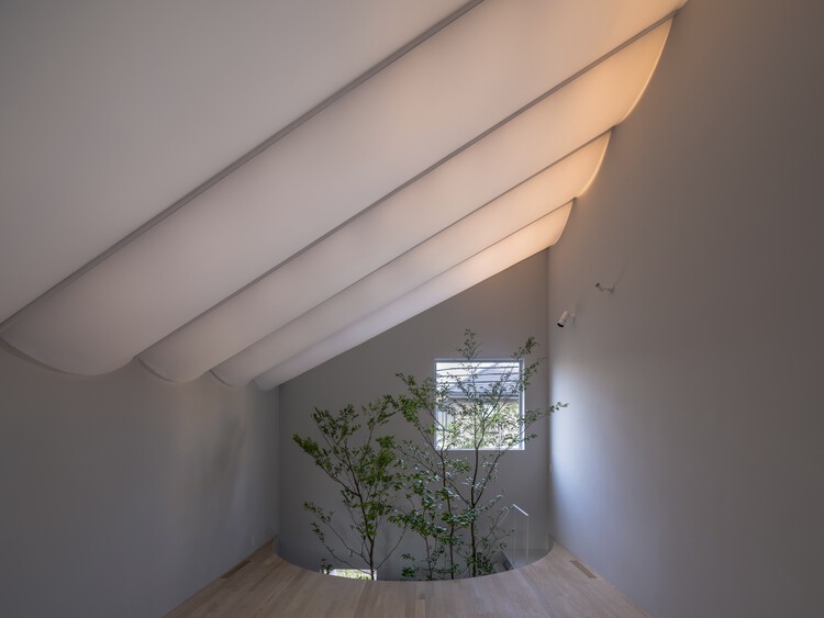 Дом с мембранной крышей / Yuko Nagayama & Associates + shohei yoshida + Associates - Интерьерная фотография, окна