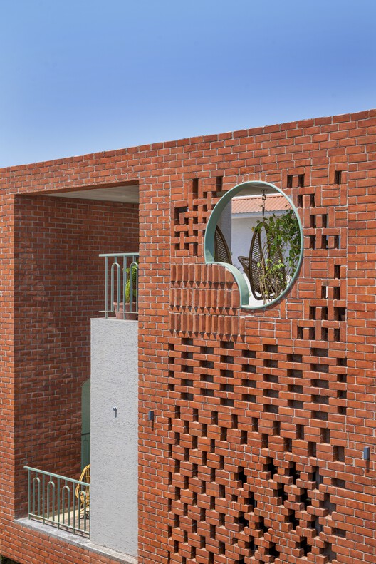 Ремонт дома / Дизайн-студия Manoj Patel - Экстерьерная фотосъемка, Кирпич, Фасад, Арка, Окна
