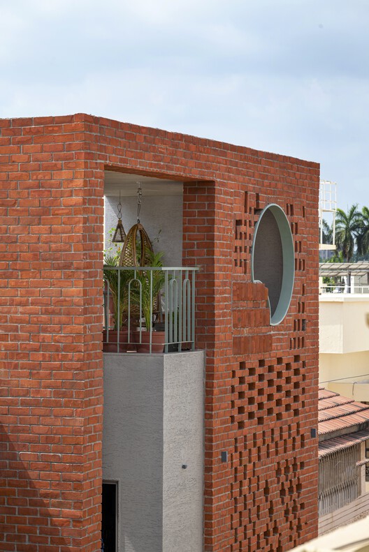 Ремонт дома / Дизайн-студия Manoj Patel - Экстерьерная фотосъемка, Кирпич, Фасад, Арка