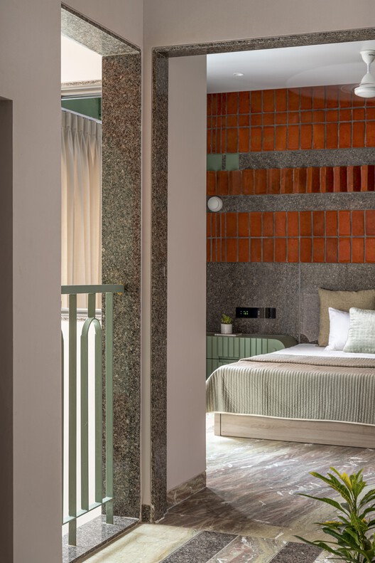 Ремонт дома / Дизайн-студия Manoj Patel - Интерьерная фотография, Спальня, Окна, Балка