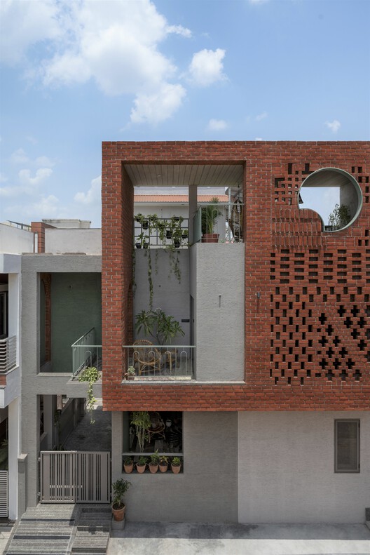 Ремонт дома / Manoj Patel Design Studio - Экстерьерная фотосъемка, Окна, Кирпич