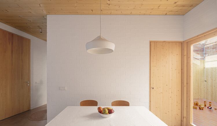 CB House / Alventosa Morell Arquitectes - Интерьерная фотография, стол, стул, балка