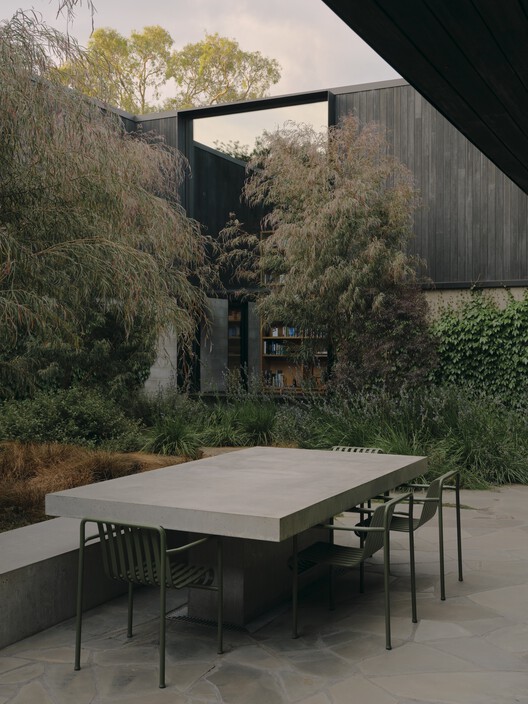 Фермерский дом Меррикс / Michael Lumby Architecture + Nielsen Jenkins - Экстерьерная фотография, стол, стул, сад, патио, двор