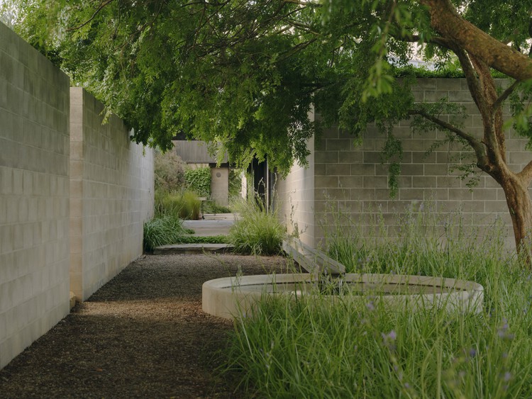 Фермерский дом Меррикс / Michael Lumby Architecture + Nielsen Jenkins - Экстерьерная фотография, Сад, Двор