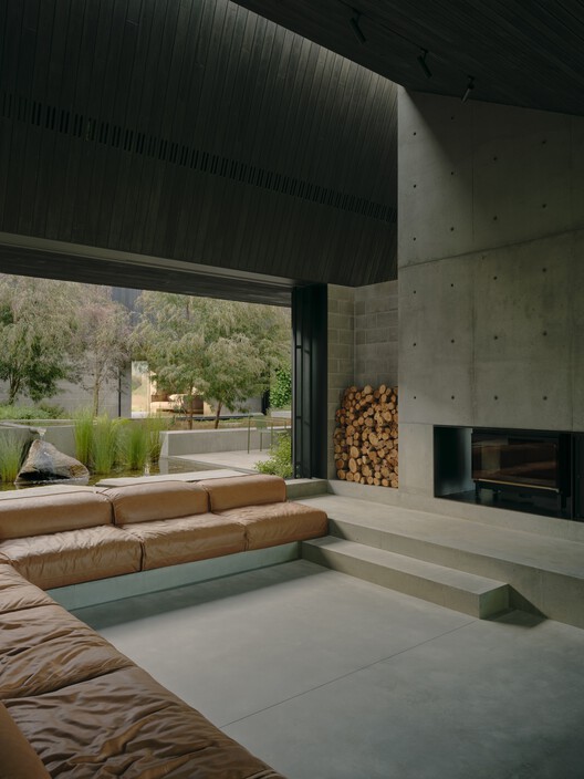 Merricks Farmhouse / Michael Lumby Architecture + Nielsen Jenkins - Интерьерная фотография, гостиная, балка