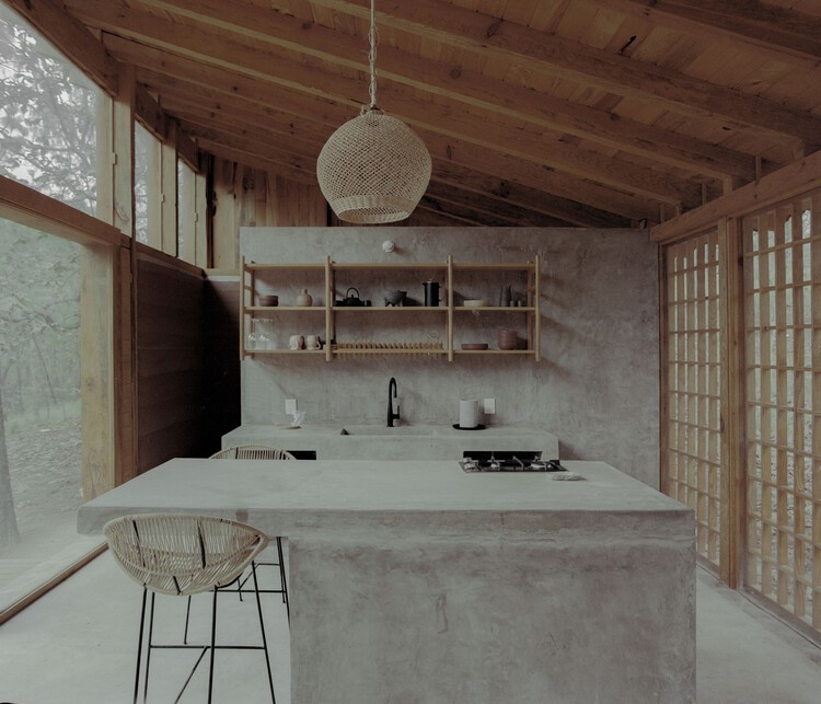 La Luciernaga House / uno más uno + Moro Taller de Arquitectura - Интерьерная фотография, кухня, столешница, раковина, стол, балка