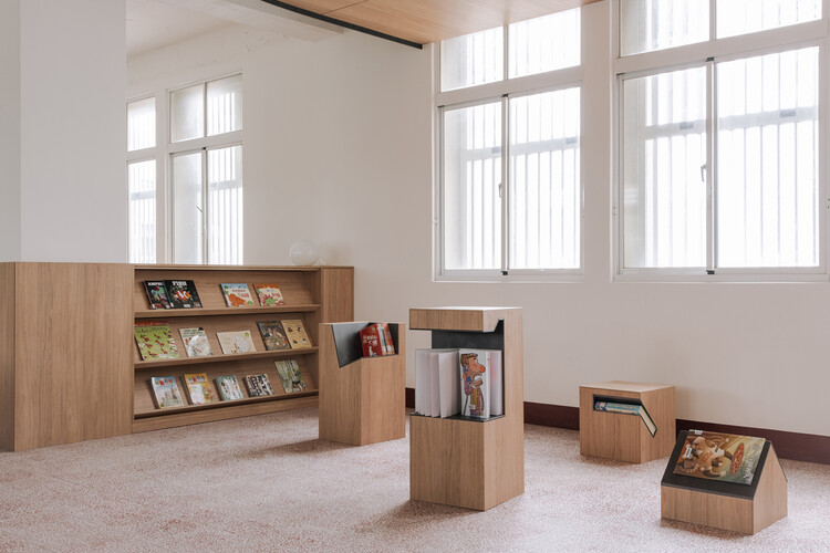 Библиотека начальной школы Лонг-Цюань / Studio In2 - Интерьерная фотография, окна, стеллажи