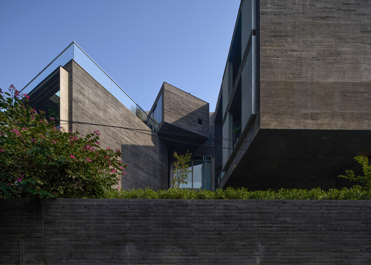 Дом трех машрабий / Matra Architects & Rurban Planners - Экстерьерная фотография, кирпич, фасад