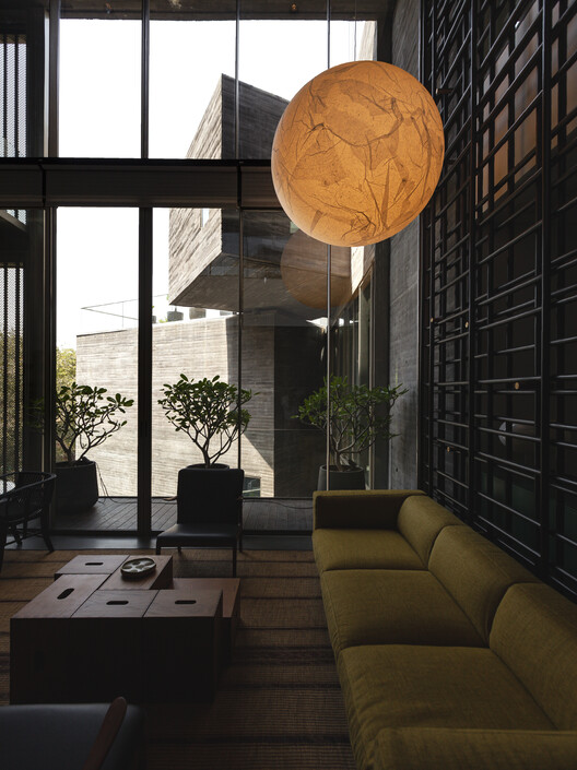 Дом трех машрабий / Matra Architects & Rurban Planners - внутренняя фотография, гостиная, стол, окна