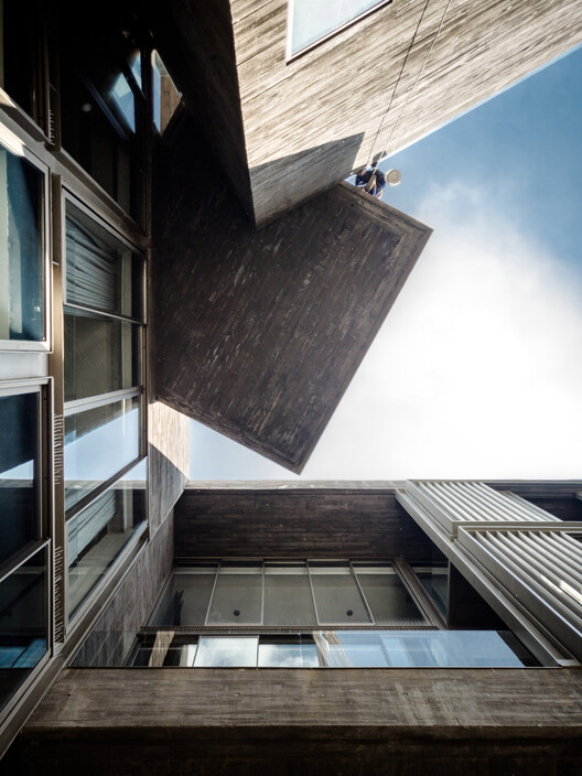 Дом трех машрабий / Matra Architects & Rurban Planners - Интерьерная фотография, окна, фасад