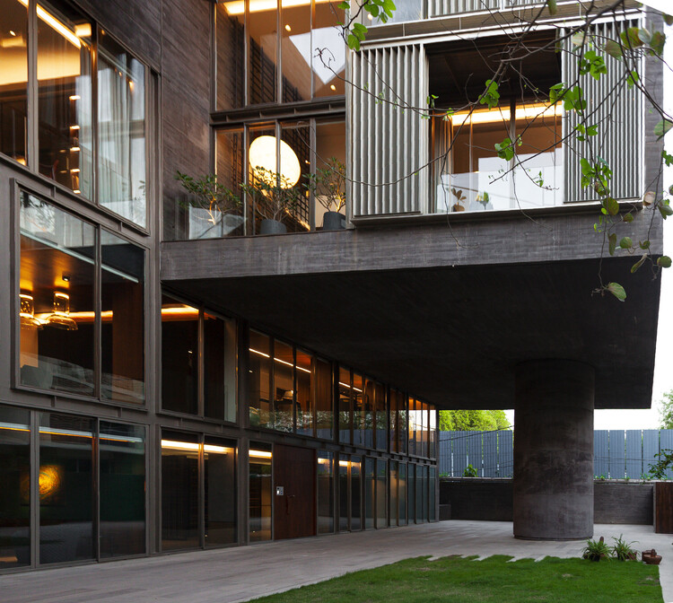 Дом трех машрабий / Matra Architects & Rurban Planners - внутренняя фотография, кухня, фасад