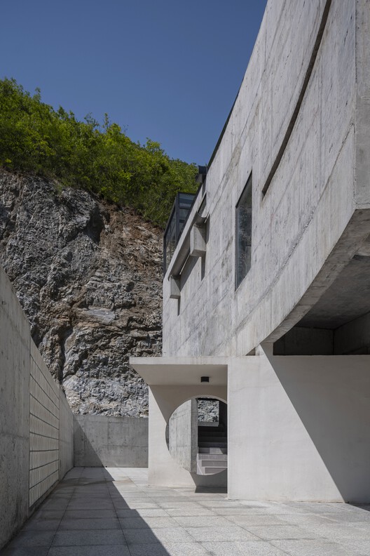Cliff House / LI WENXI Architects - Экстерьерная фотография