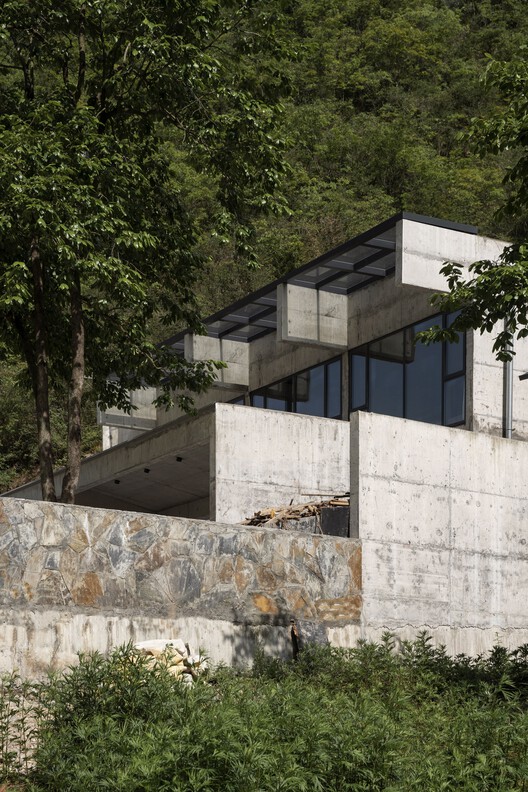 Cliff House / LI WENXI Architects - Экстерьерная фотография, окна, фасад