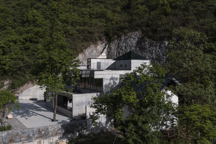 Cliff House / LI WENXI Architects - Экстерьерная фотография, Окна, Лес