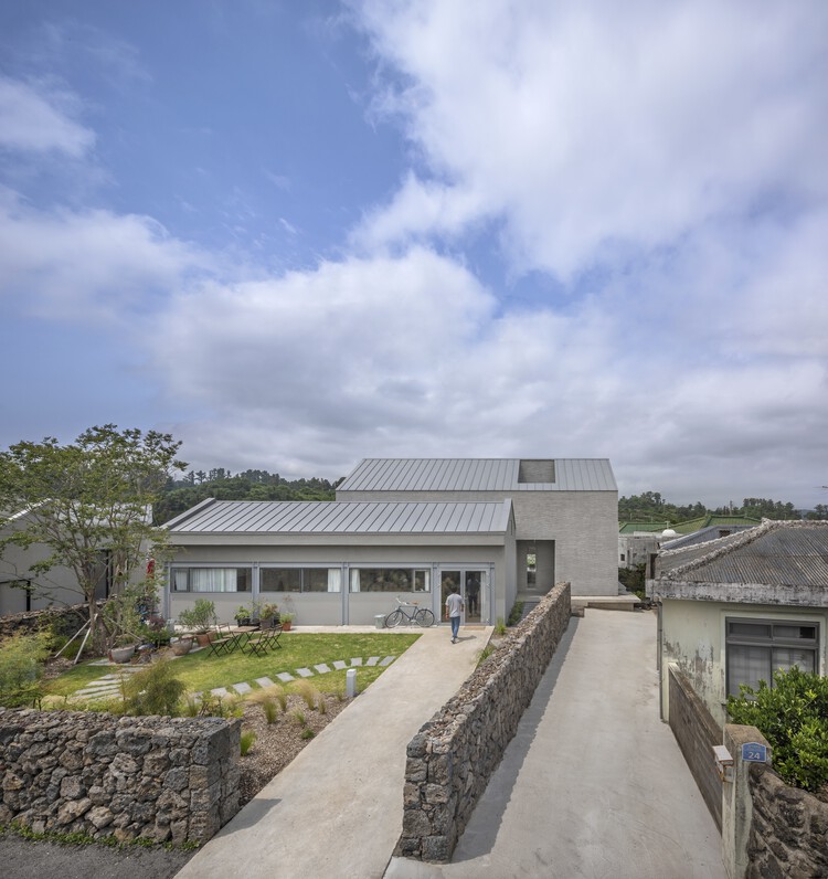 Aewol Craft Shop & House / O Architects Южная Корея - Экстерьерная фотография, Окна, Лестницы, Сад