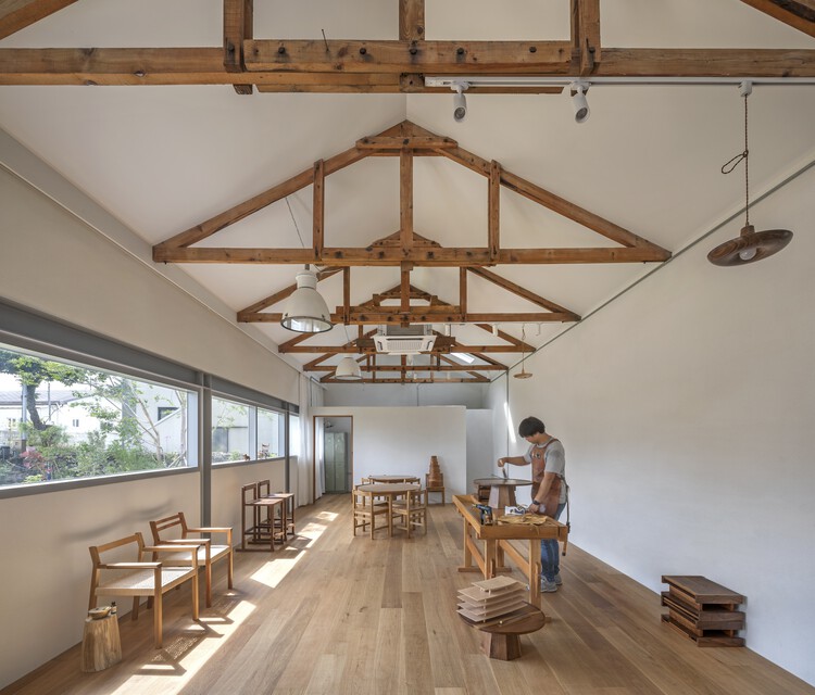 Aewol Craft Shop & House / O Architects Южная Корея - Интерьерная фотография, окна, стол, стул, балка