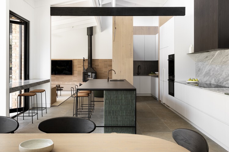 Jan Juc Acre House / Heartly + Project Now - Внутренняя фотография, кухня, столешница, стол, стул, окна, балка