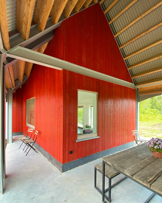 Красный цвет, перетекающий в абстрактный Белый дом / Atelier Tom Vanhee - Интерьерная фотография, Окна, Луч