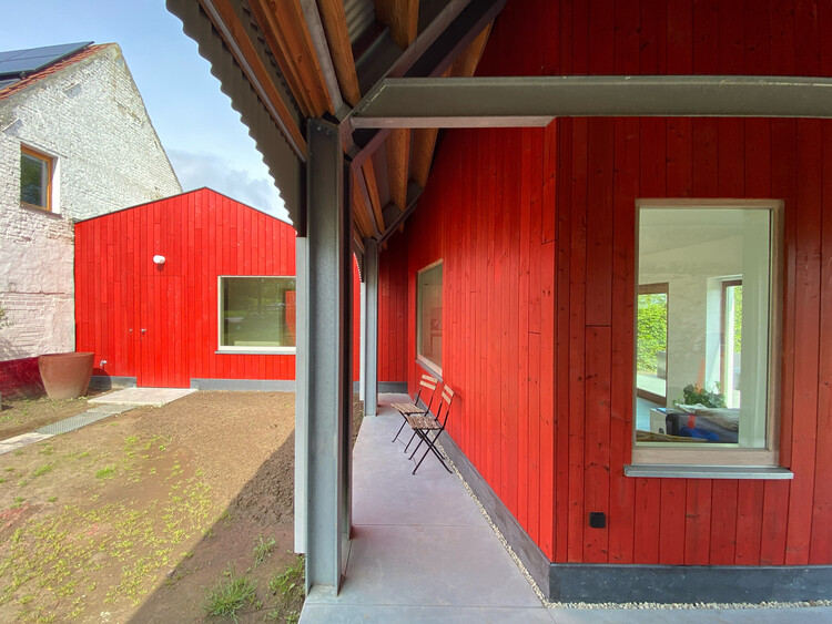 Красный цвет, перетекающий в абстрактный Белый дом / Atelier Tom Vanhee - Интерьерная фотография, Окна, Фасад, Луч