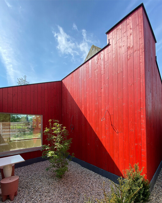 Красный цвет, перетекающий в абстрактный Белый дом / Atelier Tom Vanhee - Внешняя фотография, Кирпич, Фасад