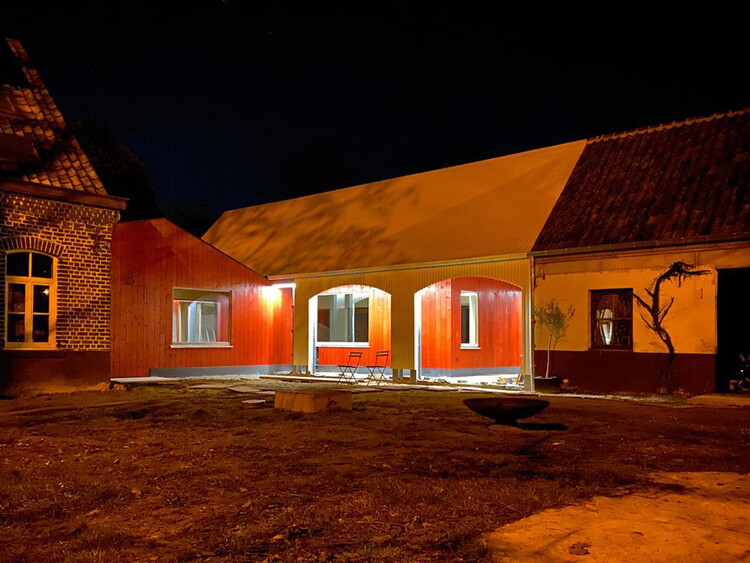 Красный цвет, перетекающий в абстрактный Белый дом / Atelier Tom Vanhee - Интерьерная фотография, Окна, Фасад