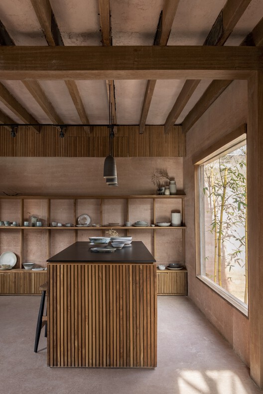 TANAH Pottery Studio / Blancostudio - Интерьерная фотография, кухня, окна, стол, балка