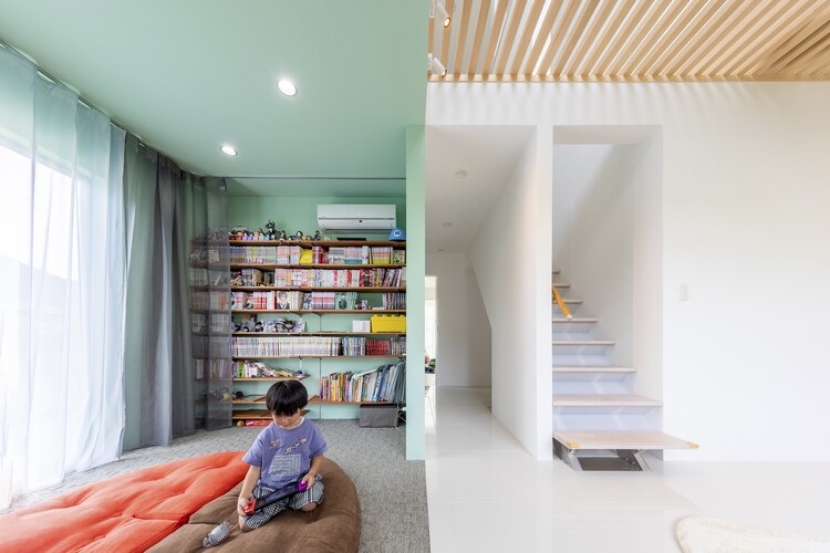 House M / Ayami Takada Architects - Интерьерная фотография, Стеллажи, Окна
