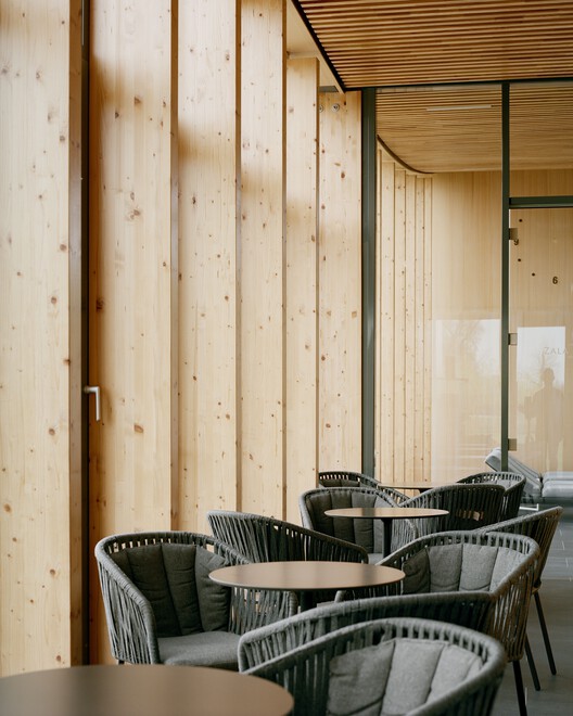 Zala Springs Golf Resort Wellness Pavilion / Archikon Architects - Интерьерная фотография, стол, дерево, стул, окна