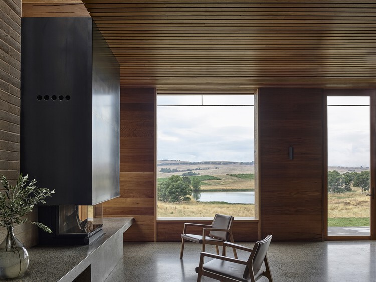 Дверь подвала Delatite / Lucy Clemenger Architects - Интерьерная фотография, окна, стул