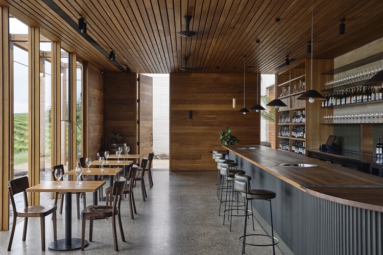 Дверь подвала Delatite / Lucy Clemenger Architects - Интерьерная фотография, кухня, стол, стул, стеллаж, балка
