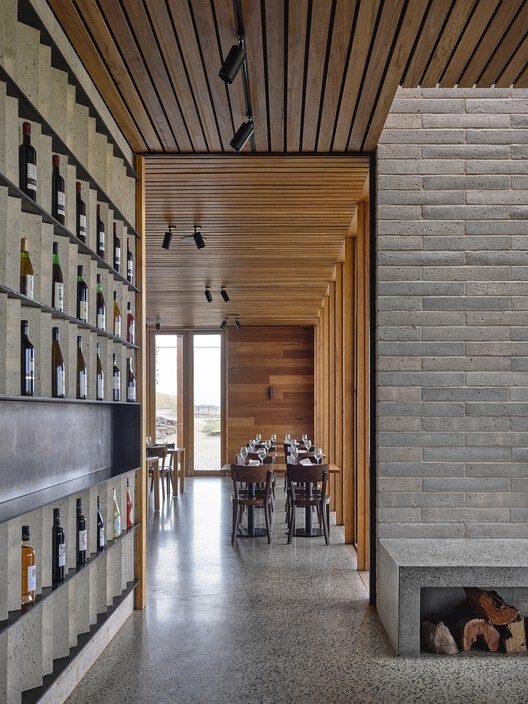 Дверь подвала Delatite / Lucy Clemenger Architects - Интерьерная фотография, луч