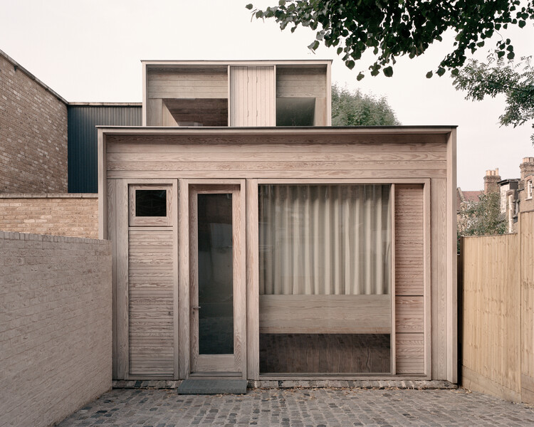Дом и студия Wembury Mews / Рассел Джонс - экстерьерная фотография, дверь, окна, кирпич, фасад
