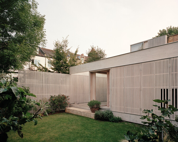 Дом и студия Wembury Mews / Рассел Джонс - экстерьерная фотография, фасад, сад, двор