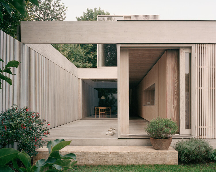Дом и студия Wembury Mews / Рассел Джонс - экстерьерная фотография, фасад, сад, двор